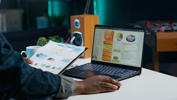 Building a niche website with SEO strategy content planning and traffic growth analytics on laptop